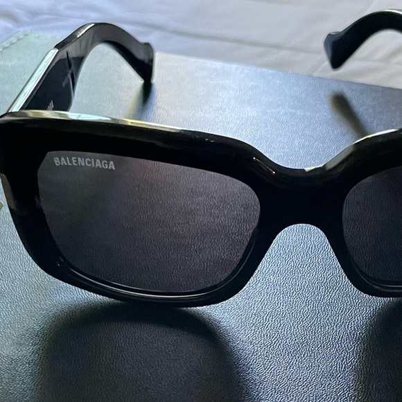 BALENCIAGA SUNGLASSES - Picture 6 of 11